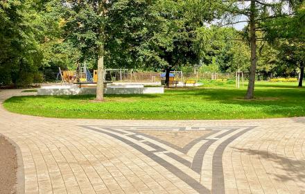 Neuer öffentlicher Park mit Spielplatz